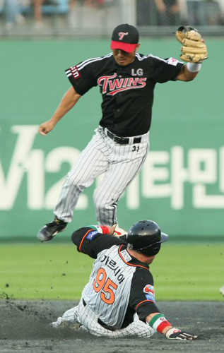 23일 부산 사직야구장에서 열린 프로야구 롯데와 LG의 경기. 5회말 1사 롯데 강민호 타석 때 1루에 있던 가르시아가 2루 도루를 해 세이프되고 있다. 