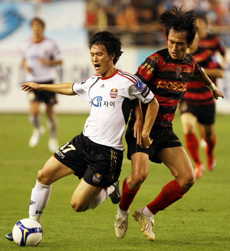26일 경북 포항 스틸야드에서 열린 프로축구 리그 컵대회인 2009 피스컵코리아 4강 2차전 포항-서울 경기에서 포항의 노병준이 서울의 이종민과 공을 다투고 있다. 