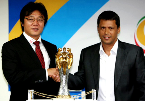 1일 부산 아시아드주경기장에서 열린 피스컵 코리아 2009 결승 양팀 기자회견에서 부산 아이파크 황선홍 감독(왼쪽)과 포항 스틸러스 세르지오 파리아스 감독이 기자회견을 마친 뒤 포즈를 취하고 있다. 