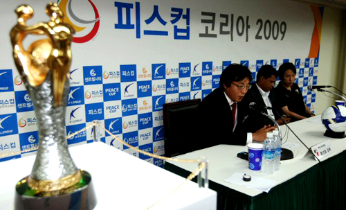 1일 부산 아시아드주경기장에서 열린 피스컵 코리아 2009 결승 양팀 기자회견에서 부산 아이파크 황선홍 감독(왼쪽)과 포항 스틸러스 세르지오 파리아스 감독이 경기에 임하는 각오를 밝히고 있다.
 