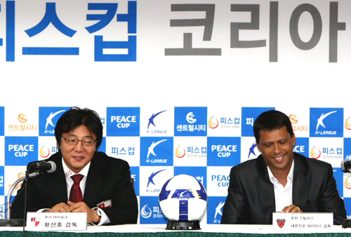 1일 부산 아시아드주경기장에서 열린 피스컵 코리아 2009 결승 양팀 기자회견에서 부산 아이파크 황선홍 감독(왼쪽)과 포항 스틸러스 세르지오 파리아스 감독이 결승전에 대해 기자회견을 하고 있다. 
