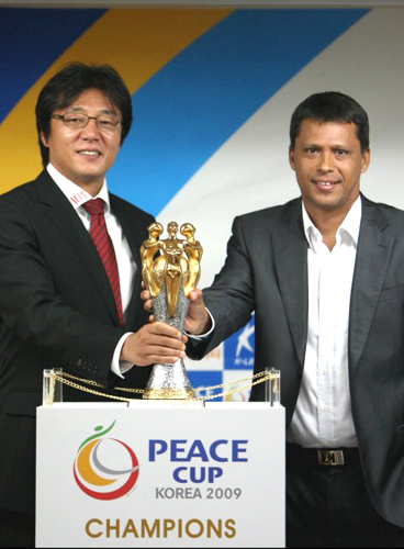 1일 부산 아시아드주경기장에서 열린 피스컵 코리아 2009 결승 양팀 기자회견에서 부산 아이파크 황선홍 감독(왼쪽)과 포항 스틸러스 세르지오 파리아스 감독이 기자회견을 마친 뒤 포즈를 취하고 있다. 