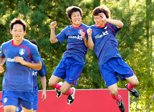 축구협회와 프로연맹의 갈등 으로 해외파 선수들만 참가한 가운데 1일 경기도 파주NFC(대표팀트레이닝센터)에서 열린 축구대표팀 훈련에서 박지성, 이청용이 점프해 어깨를 부딪히며 즐거워하고 있다. 