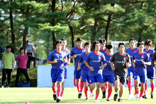 축구협회와 프로연맹의 갈등으로 해외파 선수들만 참가한 가운데 1일 경기도 파주NFC(대표팀트레이닝센터)에서 열린 축구대표팀 훈련에서 박지성, 이근호, 박주영 등 해외파 선수 10여명만 달리기로 몸을 풀고 있다. 