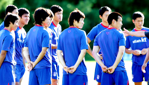 축구협회와 프로연맹의 갈등으로 해외파 선수들만 참가한 가운데 1일 경기도 파주NFC(대표팀트레이닝센터)에서 열린 축구대표팀 훈련에서 박지성, 이근호, 박주영 등 해외파 선수 10여명만 허정무 감독의 이야기를 듣고 있다. 
 