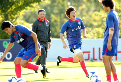 축구협회와 프로연맹의 갈등으로 해외파 선수들만 참가한 가운데 1일 경기도 파주NFC(대표팀트레이닝센터)에서 열린 축구대표팀 훈련에서 박지성, 박주영 등이 허정무 감독이 지켜보는 가운데 드리블하고 있다. 