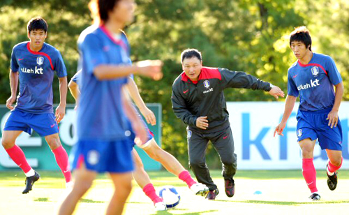 축구협회와 프로연맹의 갈등으로 해외파 선수들만 참가한 가운데 1일 경기도 파주NFC(대표팀트레이닝센터)에서 열린 축구대표팀 훈련에서 허정무 감독이 설기현, 이근호 등과 함께 공빼앗기 게임을 하고 있다. 