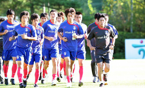 축구협회와 프로연맹의 갈등으로 해외파 선수들만 참가한 가운데 1일 경기도 파주NFC(대표팀트레이닝센터)에서 열린 축구대표팀 훈련에서 박지성, 이근호, 박주영 등 해외파 선수 10여명만 달리기로 몸을 풀고 있다. 