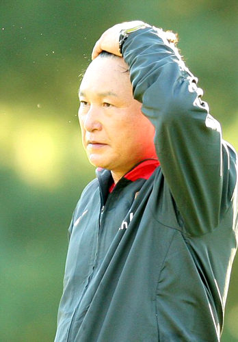 축구협회와 프로연맹의 갈등으로 해외파 선수들만 참가한 가운데 1일 경기도 파주NFC(대표팀트레이닝센터)에서 열린 축구대표팀 훈련에서 허정무 감독이 얼굴에 흐르는 땀을 닦아내고 있다. 