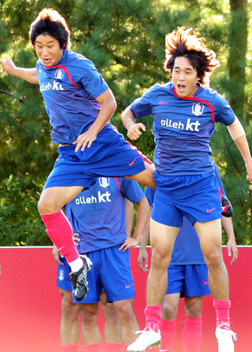 축구협회와 프로연맹의 갈등으로 해외파 선수들만 참가한 가운데 1일 경기도 파주NFC(대표팀트레이닝센터)에서 열린 축구대표팀 훈련에서 박주영(오른쪽), 이근호가 점프하며 어깨를 부딪히고 있다. 