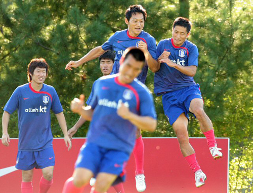 축구협회와 프로연맹의 갈등으로 해외파 선수들만 참가한 가운데 1일 경기도 파주NFC(대표팀트레이닝센터)에서 열린 축구대표팀 훈련에서 이영표, 김남일이 어깨를 부딪히며 즐거워하고 있다. 