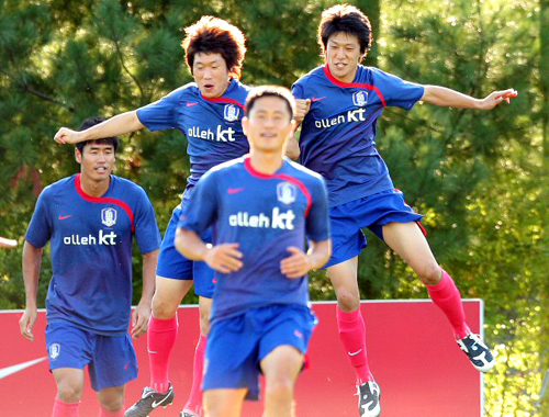 축구협회와 프로연맹의 갈등으로 해외파 선수들만 참가한 가운데 1일 경기도 파주NFC(대표팀트레이닝센터)에서 열린 축구대표팀 훈련에서 박지성, 이청용이 점프해 어깨를 부딪히며 즐거워하고 있다. 