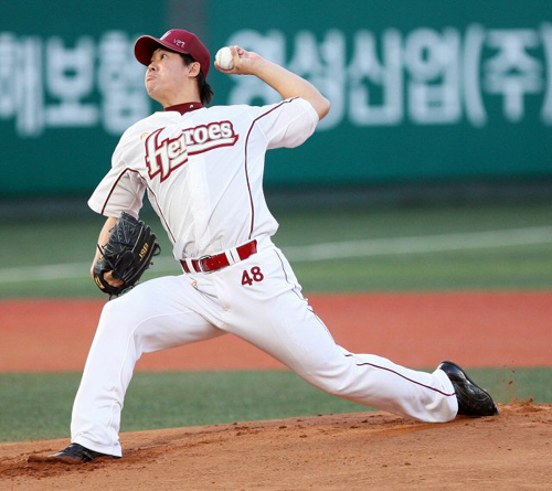 1일 오후 서울 목동야구장에서 열린 프로야구 히어로즈와 SK경기에서 히어로즈 선발투수 이현승이 역투하고 있다. 