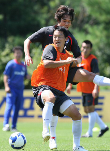 오는 5일 서울월드컵경기장에서 열리는 호주와의 평가전을 앞둔 축구 국가대표팀 선수들이 2일 경기도 파주 국가대표팀 트레이닝센터(NFC)에서 훈련을 하며 구슬땀을 흘렸다. 김남일과 박주영이 미니게임 도중 공을 다투고 있다. 