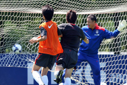 오는 5일 서울월드컵경기장에서 열리는 호주와의 평가전을 앞둔 축구 국가대표팀 선수들이 2일 경기도 파주 국가대표팀 트레이닝센터(NFC)에서 훈련을 하며 구슬땀을 흘렸다. 허정무 감독이 미니게임 골키퍼로 변신한 가운데 박지성이 골을 성공시키고 있다. 