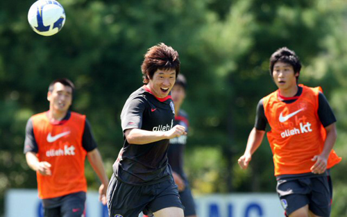 오는 5일 서울월드컵경기장에서 열리는 호주와의 평가전을 앞둔 축구 국가대표팀 선수들이 2일 경기도 파주 국가대표팀 트레이닝센터(NFC)에서 훈련을 하며 구슬땀을 흘렸다. 박지성이 미니게임 도중 헤딩을 하며 환하게 웃고 있다. 
