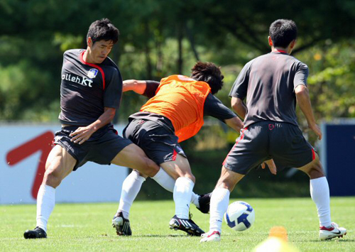 오는 5일 서울월드컵경기장에서 열리는 호주와의 평가전을 앞둔 축구 국가대표팀 선수들이 2일 경기도 파주 국가대표팀 트레이닝센터(NFC)에서 훈련을 하며 구슬땀을 흘렸다. 설기현과 이근호가 미니게임을 하며 공을 다투고 있다. 