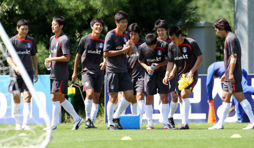 오는 5일 서울월드컵경기장에서 열리는 호주와의 평가전을 앞둔 축구 국가대표팀 선수들이 2일 경기도 파주 국가대표팀 트레이닝센터(NFC)에서 열린 훈련 도중 물을 마시며 휴식하고 있다. 