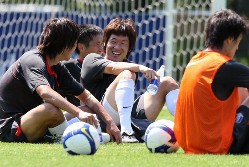 오는 5일 서울월드컵경기장에서 열리는 호주와의 평가전을 앞둔 축구 국가대표팀 선수들이 2일 경기도 파주 국가대표팀 트레이닝센터(NFC)에서 훈련을 하며 구슬땀을 흘렸다. 박지성이 미니게임을 한 뒤 박주영과 대화하며 환하게 웃고 있다. 