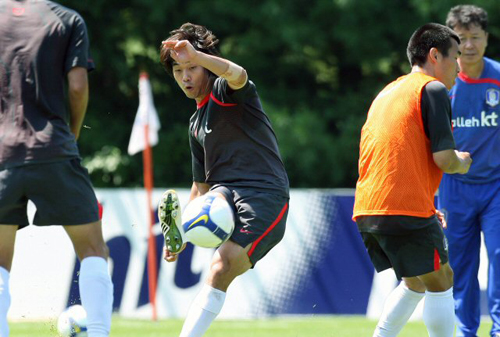 축구 국가대표팀 박주영이 2일 경기도 파주 국가대표팀 트레이닝센터(NFC)에서 열린 훈련에서 슛을 하고 있다. 축구 대표팀은 오는 5일 서울월드컵경기장에서 호주와 평가전을 치른다. 