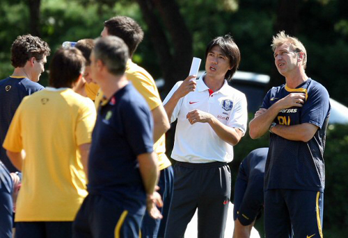 대한민국 축구 국가대표팀과 오는 5일 평가전을 앞둔 호주 축구대표팀 핌 베어벡 감독이 2일 오후 경기 파주 국가대표팀 트레이닝센터(NFC)에서 훈련을 하기에 앞서 홍명보 청소년 대표팀 감독과 얘기를 나누고 있다. 