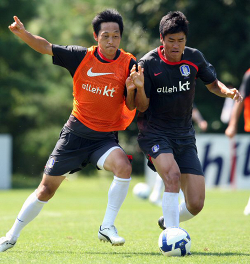 오는 5일 서울월드컵경기장에서 열리는 호주와의 평가전을 앞둔 축구 국가대표팀 선수들이 2일 경기도 파주 국가대표팀 트레이닝센터(NFC)에서 훈련을 하며 구슬땀을 흘렸다. 김남일과 설기현이 미니게임 도중 공을 다투고 있다. 