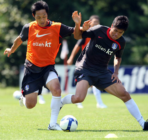 오는 5일 서울월드컵경기장에서 열리는 호주와의 평가전을 앞둔 축구 국가대표팀 선수들이 2일 경기도 파주 국가대표팀 트레이닝센터(NFC)에서 훈련을 하며 구슬땀을 흘렸다. 김남일과 설기현이 미니게임 도중 공을 다투고 있다. 