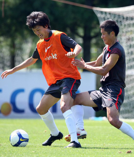 오는 5일 서울월드컵경기장에서 열리는 호주와의 평가전을 앞둔 축구 국가대표팀 선수들이 2일 경기도 파주 국가대표팀 트레이닝센터(NFC)에서 훈련을 하며 구슬땀을 흘렸다. 이청용과 이영표가 미니게임을 하며 공을 다투고 있다. 