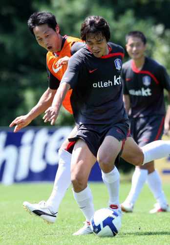 오는 5일 서울월드컵경기장에서 열리는 호주와의 평가전을 앞둔 축구 국가대표팀 선수들이 2일 경기도 파주 국가대표팀 트레이닝센터(NFC)에서 훈련을 하며 구슬땀을 흘렸다. 김남일과 박주영이 미니게임 도중 공을 다투고 있다. 