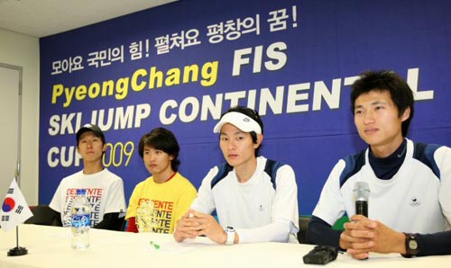 3일부터 강원 평창군 알펜시아 스키점프 경기장에서 열리는 '2009평창FIS스키점프대륙컵대회'에 참가하는 국가대표 선수들이 기자회견을 하고 있다.(사진 왼쪽부터 강칠구, 최용직, 김현기, 최흥철.) 