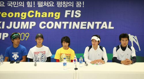  3일부터 강원 평창군 알펜시아 스키점프 경기장에서 열리는 '2009평창FIS스키점프대륙컵대회'에 참가하는 국가대표 선수들이 기자회견을 하고 있다.(사진 왼쪽부터 김흥수 코치, 강칠구, 최용직, 김현기, 최흥철 선수.) 