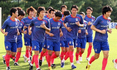 3일 오후 경기 파주 축구 대표팀 트레이닝센터(NFC)에서 호주와 평가전(오는 5일)을 앞두고 있는 축구 대표팀 해외파, 국내파 선수들이 함께 모여 훈련을 하고 있다. 