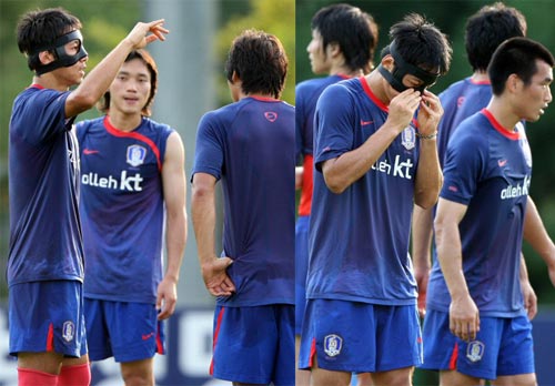 3일 오후 경기 파주 축구 대표팀 트레이닝센터(NFC)에서 축구 대표팀 김남일이 코뼈 골절로 안면 보호 마스크를 쓴채 훈련을 하고 있다. 