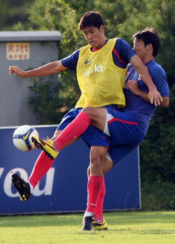3일 오후 경기 파주 축구 대표팀 트레이닝센터(NFC)에서 축구 대표팀 설기현(왼쪽)과 염기훈이 훈련 중 볼다툼을 벌이고 있다. 