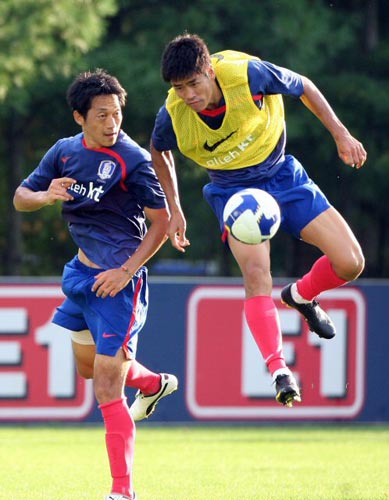 3일 오후 경기 파주 축구 대표팀 트레이닝센터(NFC)에서 축구 대표팀 김남일(왼쪽)과 설기현이 훈련 중 볼다툼을 벌이고 있다. 