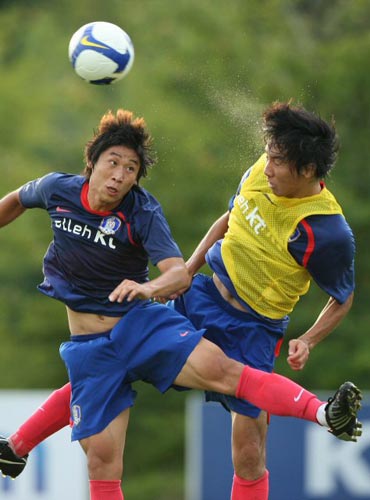 3일 오후 경기 파주 축구 대표팀 트레이닝센터(NFC)에서 축구 대표팀 조용형(오른쪽)과 이근호가 훈련 중 공중볼 경합을 벌이고 있다. 