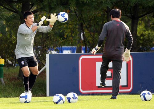 3일 오후 경기 파주 축구 대표팀 트레이닝센터(NFC)에서 축구 대표팀 김영광 골키퍼가 훈련을 하고 있다. 김영광(울산)은 지난달 30일 K리그 FC서울과의 경기에서 손가락 사이가 찢어지는 부상을 당한 바 있다. 