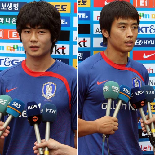 3일 오후 경기 파주 축구 대표팀 트레이닝센터(NFC)에서 열린 축구 대표팀 훈련, 기성용과 이동국이 인터뷰를 하고 있다. 