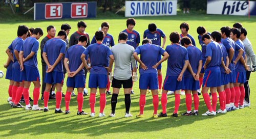 3일 오후 경기 파주 축구 대표팀 트레이닝센터(NFC)에서 축구 대표팀 선수들이 호주와의 평가전에 대비한 훈련을 준비하고 있다. 
