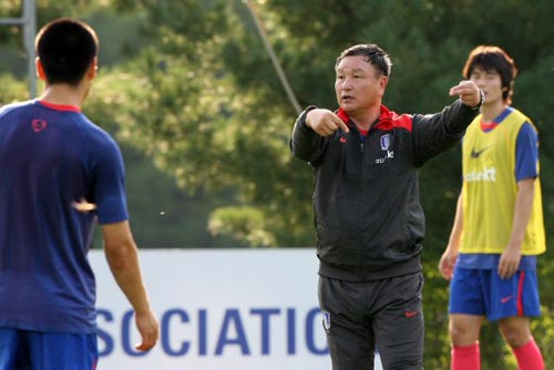 3일 오후 경기 파주 축구 대표팀 트레이닝센터(NFC)에서 축구 대표팀 허정무 감독이 호주와의 평가전에 대비한 훈련 중 선수들에게 지시를 하고 있다. 