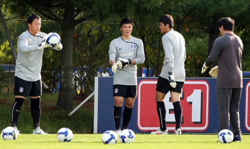 3일 오후 경기 파주 축구 대표팀 트레이닝센터(NFC)에서 축구 대표팀 이운재, 김영광, 정성룡 골키퍼가 호주와의 평가전에 대비한 훈련을 하고 있다. 
