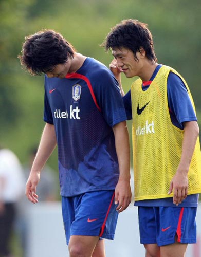 3일 오후 경기 파주 축구 대표팀 트레이닝센터(NFC)에서 축구 대표팀 기성용과 이청용이 훈련 중 대화를 나누고 있다. 기성용은 내년 1월 스코틀랜드리그 셀틱으로 이적할 예정이고 이청용은 잉글랜드 프리미어리그 볼턴에서 활약하고 있다. 