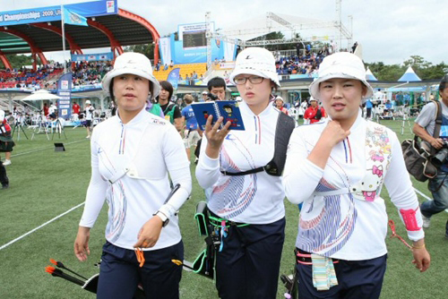 3일 울산문수국제양궁장에서 열린 제45회 울산 세계양궁선수권대회 리커브 예선전 70m, 60m 합계 개인전 1,2,3위와 단체전 1위를 차지한 한국여자대표 선수들이 과녁을 향해 걸어가고 있다. 오른쪽부터 윤옥희, 곽예지, 주현정. 