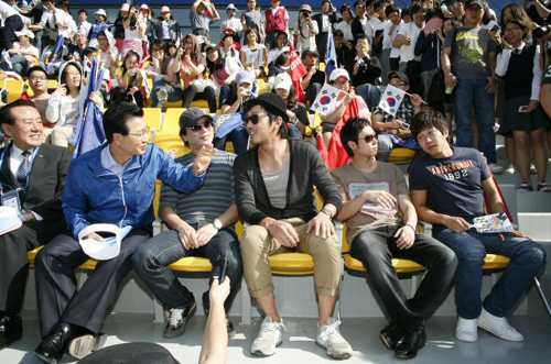 '2009평창FIS스키점프대륙컵대회'가 열린 3일 강원 평창군 알펜시아 스키 점프장을 찾은 영화 '국가대표' 출연진이 관람석에서 김진선 강원도지사(왼쪽)와 함께 경기를 지켜보고 있다. 