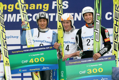3일 강원 평창군 알펜시아 스키점프 경기장에서 열린 '2009평창FIS스키점프대륙컵대회' K98경기의 시상식에서 입상 선수들이 기뻐하고 있다. 사진 왼쪽부터 국가대표 김현기(2위), 폴란드 훌라 스테판(1위),슬로베니아 테페스 유리에(3위). 