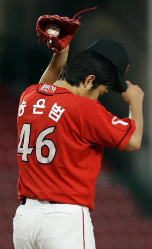3일 오후 서울 잠실야구장에서 열린 프로야구 두산과 SK경기 1회말 1사 만루 상황에서 두산 최준석 타석때 볼넷으로 1점 앞서가자 SK 선발투수 송은범이 땀을 닦고 있다. 
 