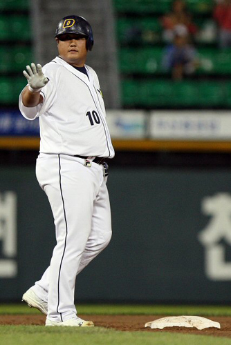 3일 오후 서울 잠실야구장에서 열린 프로야구 두산과 SK경기 3회말 1사 1루 상황에서 두산 최준석이 1타점 2루타를 친 뒤 오른손을 올려보이고 있다. 
 
