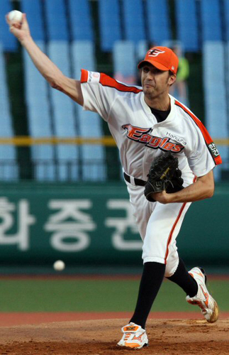 3일 오후 대전 한밭야구장에서 열린 2009 프로야구 한화와 히어로즈의 경기에서 한화 선발투수 연지가 역투하고 있다. 