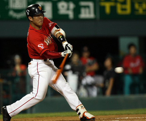 3일 오후 서울 잠실야구장에서 열린 프로야구 두산과 SK경기 6회초 1사 만루 상황에서 SK 정근우가 2타점 2루타를 치고 있다. 