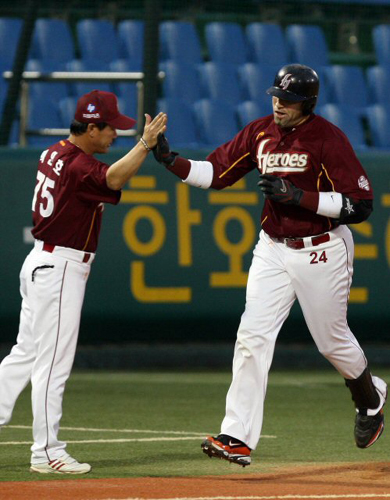 3일 오후 대전한밭야구장에서 열린 2009 프로야구 한화와 히어로즈의 경기.히어로즈 브룸바가 2회초 선두타자로 나와 솔로홈런을 치고 이 즐거워하고 있다. 